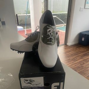 NWOT 7.5w lady’s Footjoy LoPro golf shoes